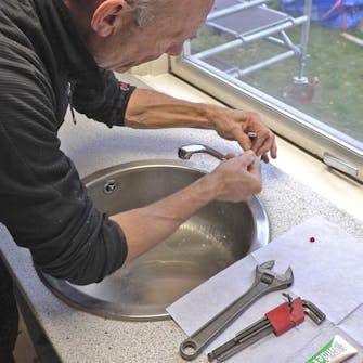 Vandhane der drypper: Løsn skruen Vandhane der drypper: Løsn skruen